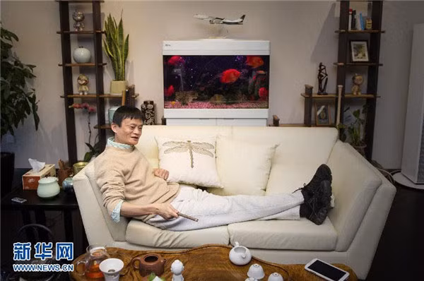 Jack Ma ngồi trên ghế sô-pha trong văn phòng ở Hàng Châu, tỉnh Chiết Giang hôm 12/12/2013. Ông đã thành lập Tập đoàn Alibaba vào năm 1999. Hiện thời, doanh nghiệp này phụ trách nhiều trang thương mại điện tử, phục vụ hơn 65 triệu thành viên tời từ hơn 240 quốc gia và vùng lãnh thổ. Từ tháng 5/2013, ông Ma thôi giữ chức CEO.