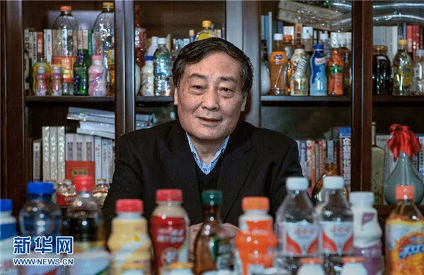 Zong Qinghou là nhà sáng lập, Chủ tịch Hội đồng quản trị và Tổng Giám đốc của Tập đoàn Wahaha Hangzhou ngồi trong văn phòng bày các loại đồ uống giải khát, sản phẩm chủ lực của công ty. Hiện vẫn dành 200 ngày/năm để nghiên cứu thị trường.