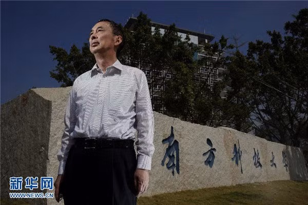 Ông Zhu Qingshi đứng ở cổng trường Đại học Khoa học và Công nghệ miền Nam Trung Quốc (SUSTC), Thâm Quyến tỉnh Quảng Đông, được thành lập vào tháng 4/2012. Đây được coi là ngôi trường đại học tư thục đầu tiên của Trung Quốc.