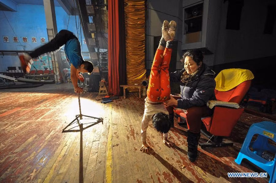 Sau khi được tuyển dụng, chúng còn phải trải qua khóa đào tạo kéo dài 5 năm. Chưa kể, trước khi lên sân khấu trình diễn tiết mục, các em phải tập ròng rã trong 1 năm chỉ để tập luyện thuần thục bài biểu diễn đó.