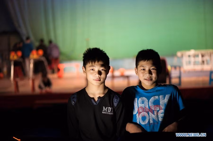 Phụ trách đoàn xiếc đã bố trí chỗ ăn ngủ cho các em.