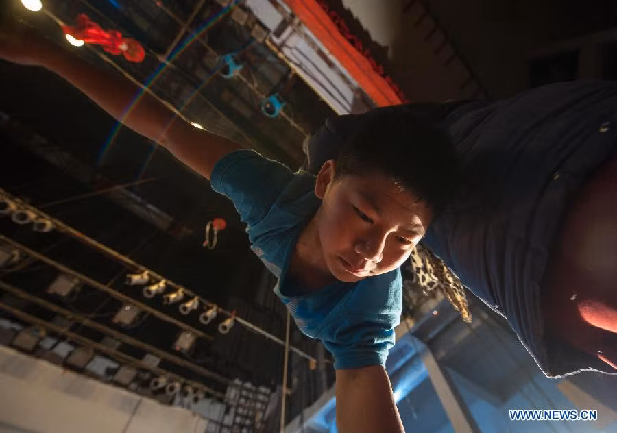 Cậu bé Luo Junlong trong bài tập trồng cây chuối hôm 15/1. Cậu thuộc quân số của Đoàn nghệ thuật Sanxia.