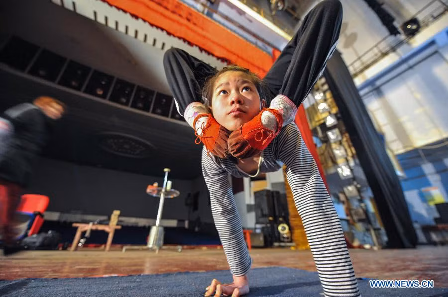 Để có được điều đó, các nghệ sĩ nhí này thường xuyên phải rèn luyện. Hàng ngày, các em bắt đầu tập luyện vào khoảng 6h30 sáng bằng những bài tập uốn dẻo, trồng cây chuối.