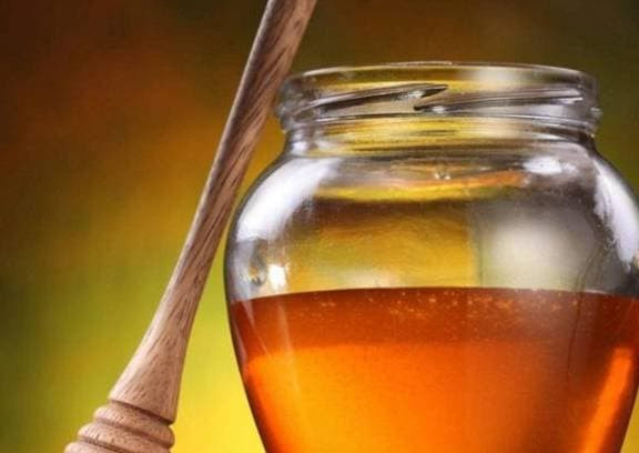 Phu nu uong 'nuoc mat ong' truoc khi di ngu, 3 loi ich khong ngo