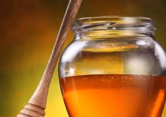 Phu nu uong 'nuoc mat ong' truoc khi di ngu, 3 loi ich khong ngo