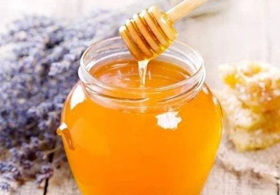 Phu nu uong 'nuoc mat ong' truoc khi di ngu, 3 loi ich khong ngo-Hinh-2