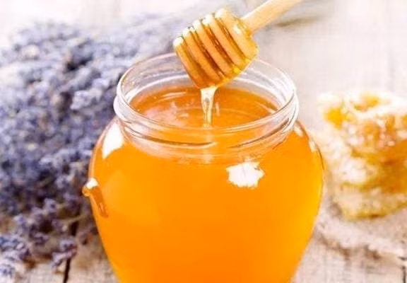 Phu nu uong 'nuoc mat ong' truoc khi di ngu, 3 loi ich khong ngo-Hinh-2