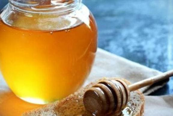 Phu nu uong 'nuoc mat ong' truoc khi di ngu, 3 loi ich khong ngo-Hinh-3