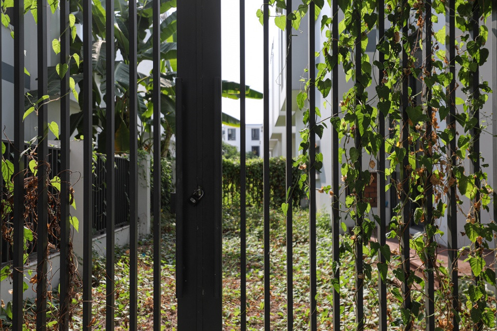 Dù vậy, những căn nhà đã hoàn thiện và bàn giao thực tế lại rất ít cư dân về sinh sống. Cỏ dại mọc um tùm, rác thải không được xử lý sớm.