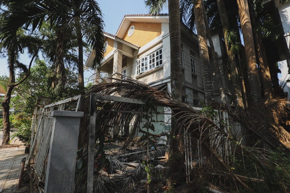 Một môi giới cho biết giá mỗi căn biệt thự nơi đây khoảng 35-40 tỷ đồng. Hiện chỉ một số ít căn đã có người sinh sống, đa số các căn còn lại đều trong tình trạng bỏ hoang hoặc thành nơi ở tạm bợ của người vô gia cư.