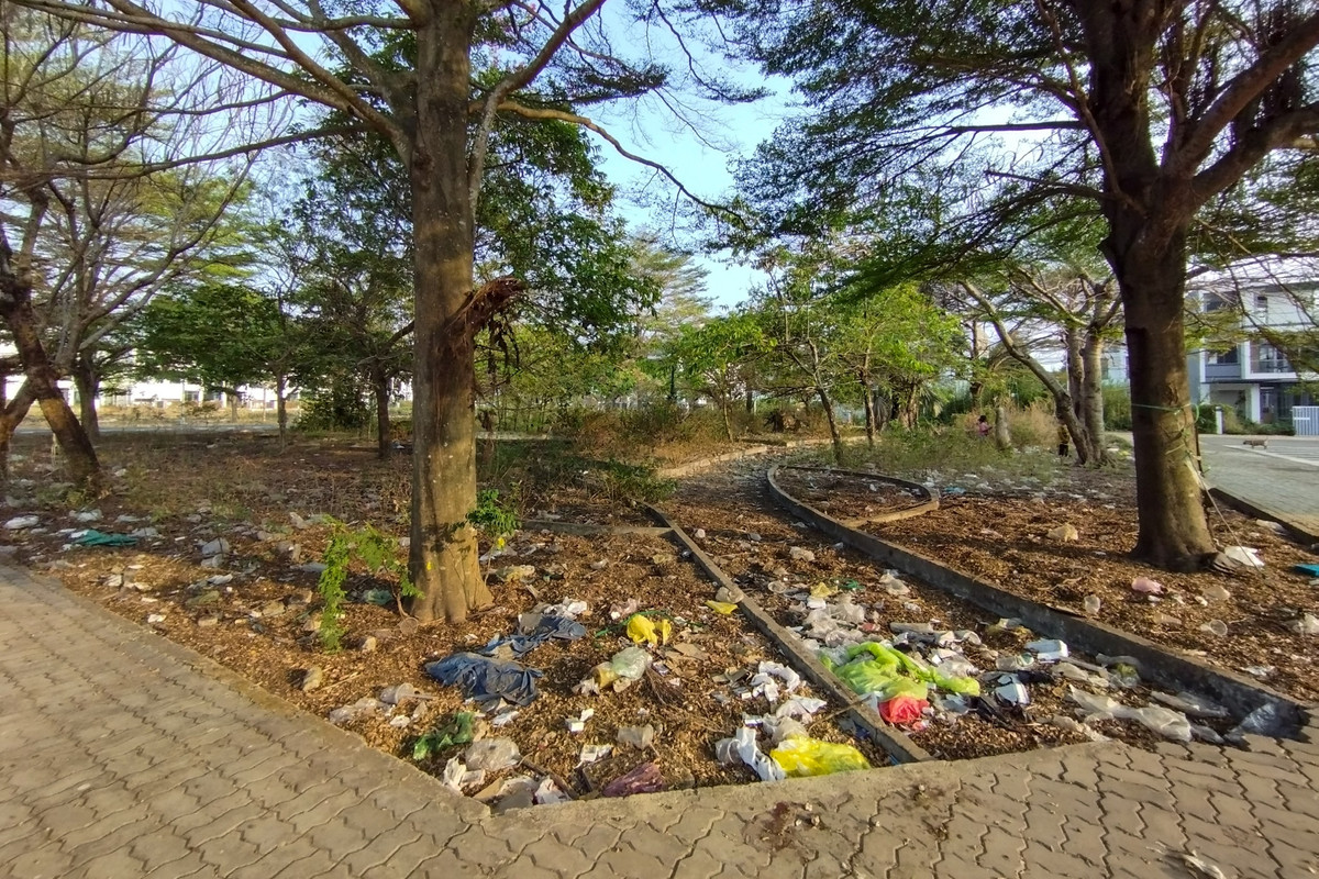 Một số công viên nội khu trở thành nơi xả rác trộm của người dân sinh sống gần đó.