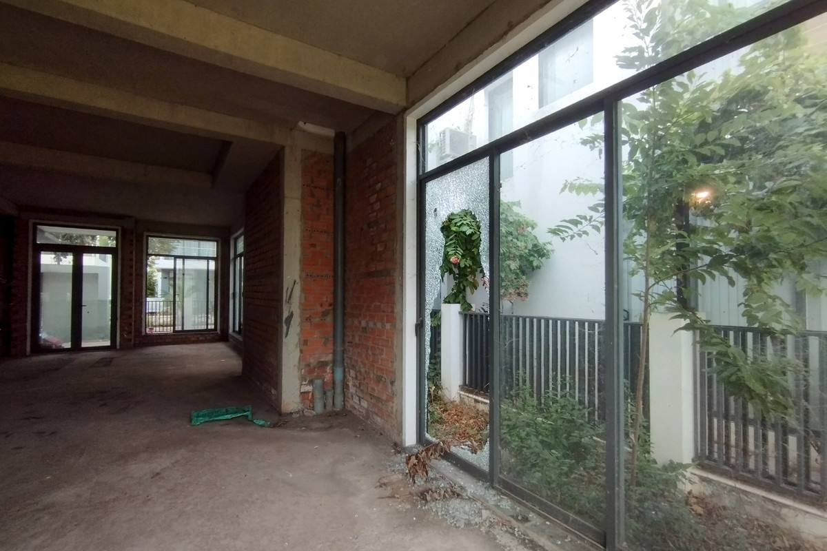 Do không có người trông coi, nhiều hạng mục của ngôi nhà đã có dấu hiệu xuống cấp, cửa kính bị đập vỡ, cỏ dại um tùm.