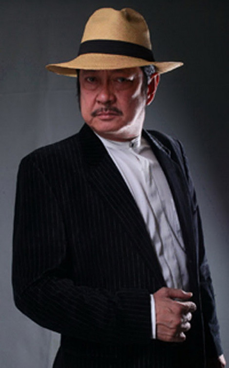 Cụ thể, anh Nguyễn Đức Anh Quân đã tung bằng chứng việc gia đình anh thế chấp ngôi nhà cho công ty Chánh Tín vay tiền đầu tư làm phim với số tiền là hơn 1,2 tỷ. Thế nhưng đến nay đã qua mấy năm, khi số tiền gốc và lãi lên đến hơn 2 tỷ đồng, căn nhà có nguy cơ bị ngân hàng phát mãi, công ty Chánh Tín vẫn chưa có động thái trả nợ. Về phía Chánh Tín, trả lời báo chí, Chánh Tín phủ nhận khoản nợ và cho rằng đây là tiền hùn vốn làm ăn. Thậm chí, nam nghệ sĩ còn dọa kiện tới cùng người tung clip làm ảnh hưởng đến uy tín của ông.