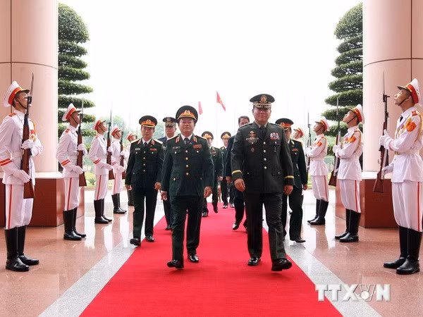 Thượng tướng Đỗ Bá Tỵ đón Đại tướng Emmanuel Bautista. (Ảnh: Trọng Đức/TTXVN).
