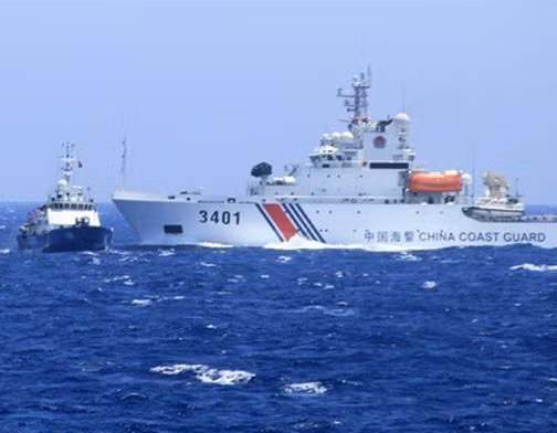 Tàu Hải cảnh của Trung Quốc chủ động đâm thẳng vào mạn trái tàu Cảnh sát biển Việt Nam. (Nguồn: Cảnh sát biển/TTXVN).