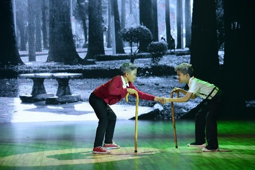 Hóa thân thành hai ông già, Hoàng Đức, Quốc Huy khiến khán giả thích thú khi đã làm tròn vai. Tuy nhiên, những điệu nhảy của cặp đôi nhí lại chưa đủ sức thuyết phục giám khảo. Cả hai buộc phải chia tay chương trình. (Ảnh: Lý Võ Phú Hưng)