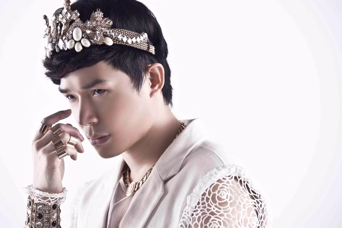 Ngoài thời gian tập luyện, để cảm ơn đến những khán giả đã yêu mến và ủng hộ nhiệt tình cho mình, nam ca sĩ cùng nhiếp ảnh gia Phạm Hoài Nam thực hiện bộ ảnh với trang phục trong đêm diễn để gửi tặng khán giả.