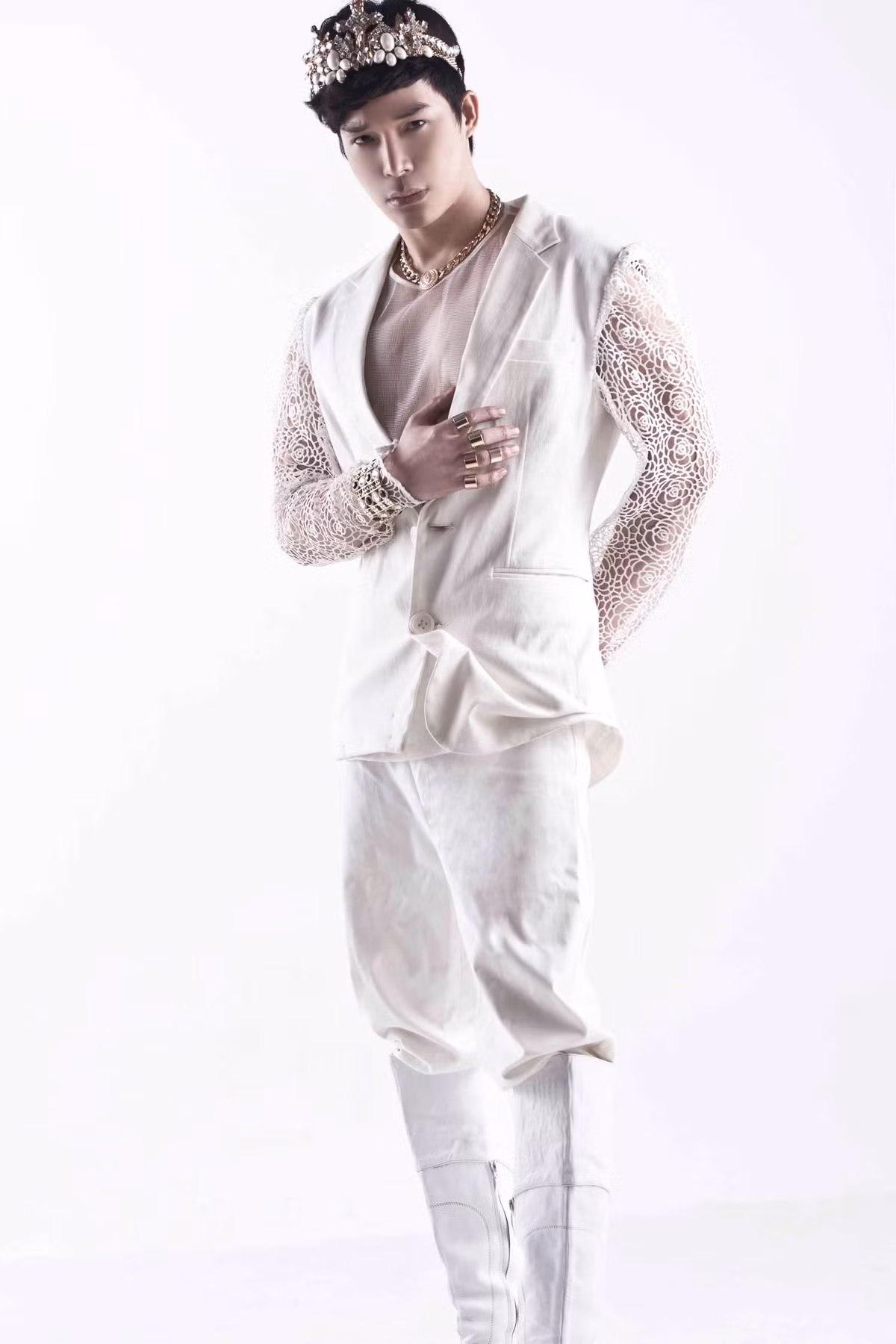 Chọn vai nhà vua, Nathan Lee đã chuẩn bị cho mình một bộ trang phục độc đáo đầy cá tính là chiếc áo vest ren màu trắng, vừa nam tính vừa sang trọng mang dáng dấp cổ điển nhưng lại rất tinh tế.Chính vì những yếu tố này đã tạo nên tiết mục hoàn hảo cho đêm thi của Nathan Lee.