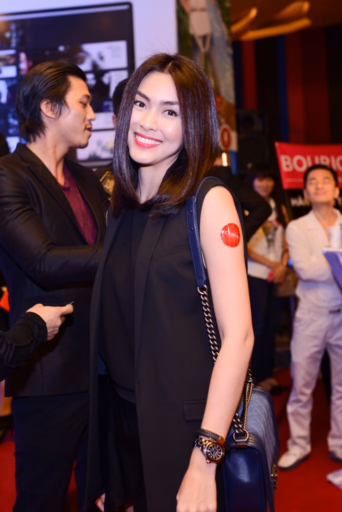 Tối 25/8, bộ phim "Scandal Hào quang trở lại" đã có buổi ra mắt hoành tráng với sự quy tụ của dàn sao khủng tại TP.HCM. Xuất hiện trong sự kiện, Tăng Thanh Hà xinh đẹp, rạng rỡ. Dường như những lùm xùm tại cuộc thi Vua đầu bếp trong thời gian vừa qua không mấy ảnh hưởng đến nữ diễn viên.