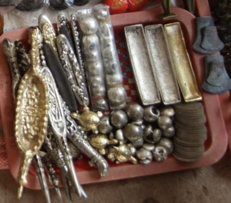 Những món linh vật Th. N. thủ sẵn bên người để bán ngay cho người có nhu cầu.