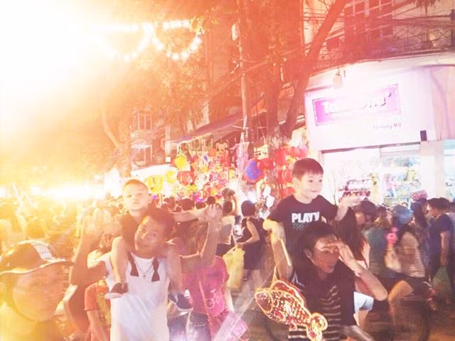 Được biết Hồ Ngọc Hà cũng có mặt tại Hà Nội. Cô không đi chơi cùng Subeo mà chạy show tham gia một sự kiện ra mắt thương hiệu.