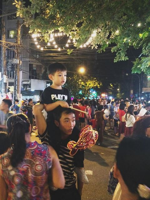 Buổi đi chơi này được một người bạn của chàng doanh nhân chia sẻ trên facebook. Ngay lập tức, hình ảnh của Cường đô la và con trai đã thu hút sự quan tâm đặc biệt của cư dân mạng.