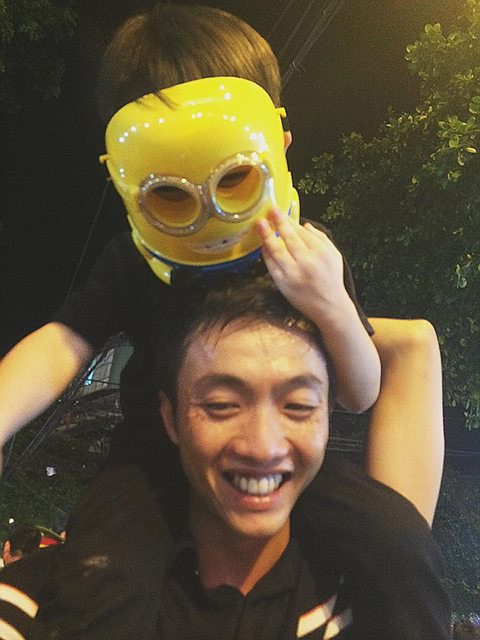 Subeo thích thú khi được ngồi trên vai bố và tham gia các hoạt động vui chơi tại đây.