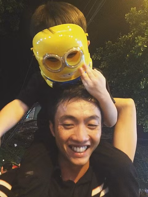 Subeo thích thú khi được ngồi trên vai bố và tham gia các hoạt động vui chơi tại đây.