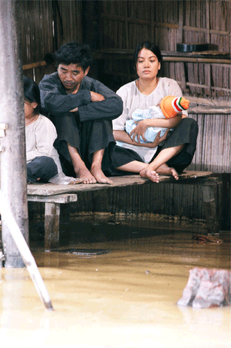 Với Trương Ngọc Ánh, vai cô Dần trong "Áo lụa Hà Đông" cũng là trải nghiệm đáng nhớ khi phải sống trong cảnh khốn cùng. Cùng chàng Gù (diễn viên Quốc Khánh) bỏ trốn vào Hội An để thoát cảnh tôi tớ nhưng nơi này cũng không phải là mảnh đất hứa cho cặp vợ chồng trẻ. Mái nhà tranh dựng tạm của vợ chồng Dần cứ mỗi mùa mưa lại ngập trong biển nước.