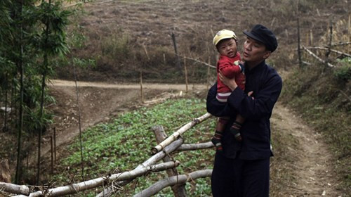 Cũng giống như Bằng Kiều, Đàm Vĩnh Hưng cũng tạm xa cuộc sống vương giả để trải nghiệm bản thân khi vào vai một anh chàng người dân tộc thiểu số, phim "Hiệp sĩ mù" do chính anh là nhà sản xuất. Trong phim, Đàm Vĩnh Hưng sẽ xuất hiện với một hình ảnh khác lạ hoàn toàn: đi dép lê, ở nhà đất, mặt mũi lấm lem.