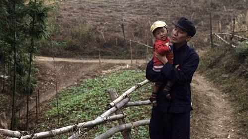 Cũng giống như Bằng Kiều, Đàm Vĩnh Hưng cũng tạm xa cuộc sống vương giả để trải nghiệm bản thân khi vào vai một anh chàng người dân tộc thiểu số, phim "Hiệp sĩ mù" do chính anh là nhà sản xuất. Trong phim, Đàm Vĩnh Hưng sẽ xuất hiện với một hình ảnh khác lạ hoàn toàn: đi dép lê, ở nhà đất, mặt mũi lấm lem.