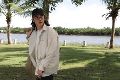 Ngoài ra, Hoài Linh cũng từng nhiều lần lấy nước mắt khán giả với những cảnh vất vả mưu sinh. Trong phim "Nhà có 5 nàng tiên", Hoài Linh và diễn viên Việt Hương vào vai cặp vợ chồng làm nghề nhặt rác. Tuy cuộc sống nghèo xác xơ nhưng cặp đôi lại có tấm lòng nhân hậu khi nhận nuôi 5 đứa trẻ bị bỏ rơi.