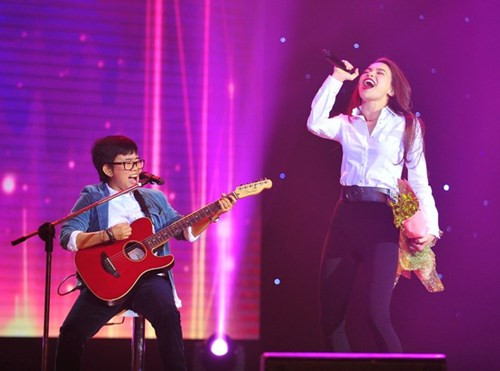 Hy vọng tạo được sự mới lạ trong lần hội ngộ khán giả Đà Nẵng, Hồ Ngọc Hà đã tự tin thể hiện lại bản hit “Tìm lại giấc mơ” với phần đệm đàn của nhạc sĩ Phương Uyên.