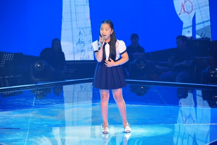 Với chất giọng cao và khỏe, cô bé Trần Linh Nhi thể hiện rất thành công ca khúc "Tự nguyện" và nhận được nhiều lời khen ngợi của các Huấn luyện viên.