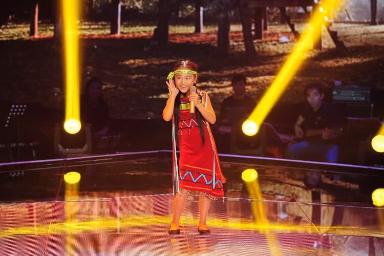 Hoàng Kim Quỳnh Anh nhí nhảnh, vui tươi trong ca khúc "Cô gái vót chông".