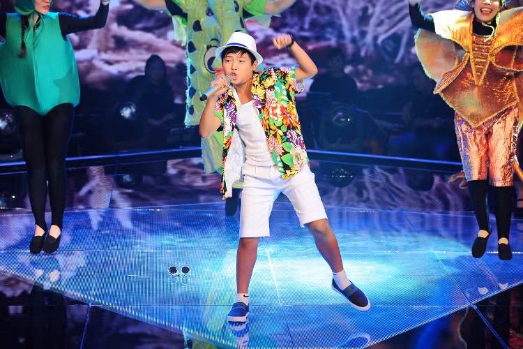 Mai Chí Công mang lại không khí vui nhộn qua ca khúc tiếng Anh mang tên "What makes you beautiful".