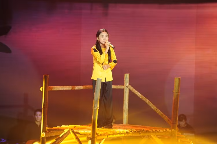 Thiên Nhâm mang đến hình ảnh cô gái miền Tây nhẹ nhàng, sâu lắng với ca khúc "Ru lại câu hò".