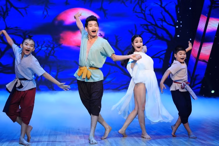 Ốc Thanh Vân mang bụng bầu lên sân khấu. (Ảnh: Lý Võ Phú Hưng)