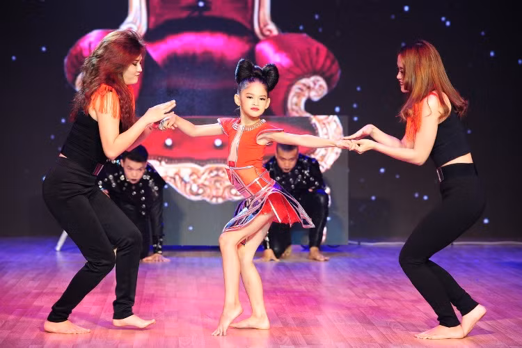 Bảo Ngọc hóa thân thành Lady Gaga. (Ảnh: Lý Võ Phú Hưng)