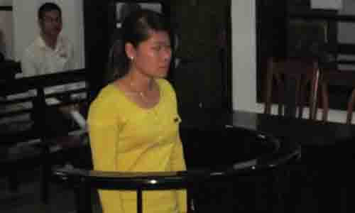 Bị cáo Lê Thị Minh Trang trước vành móng ngựa.