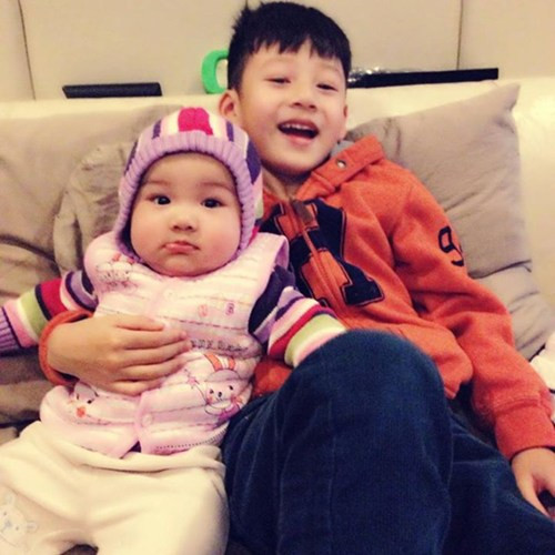 Jennifer từng tiết lộ bé Na và Bảo Nam có tính cách khác hẳn nhau. Bé tỏ vẻ hoạt bát, tinh nghịch còn anh trai thì trầm tính hơn.