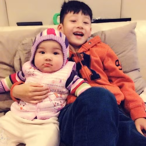 Jennifer từng tiết lộ bé Na và Bảo Nam có tính cách khác hẳn nhau. Bé tỏ vẻ hoạt bát, tinh nghịch còn anh trai thì trầm tính hơn.