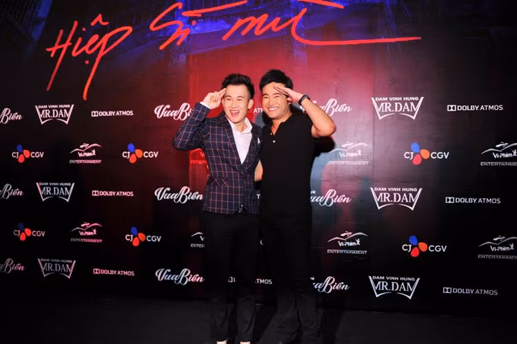 Trong màn giao lưu với khán giả Đàm Vĩnh Hưng còn “rủ rê” Dương Triệu Vũ thể hiện một số bài hát như: "Con yêu", "Đợi em trong mơ", "Ô kìa đời bỗng dưng vui"… ngay tại sân khấu diễn ra sự kiện thảm đỏ. Nam ca sĩ Minh Quân cũng có mặt tại sự kiện. Hai ca sĩ vui vẻ tạo dáng.