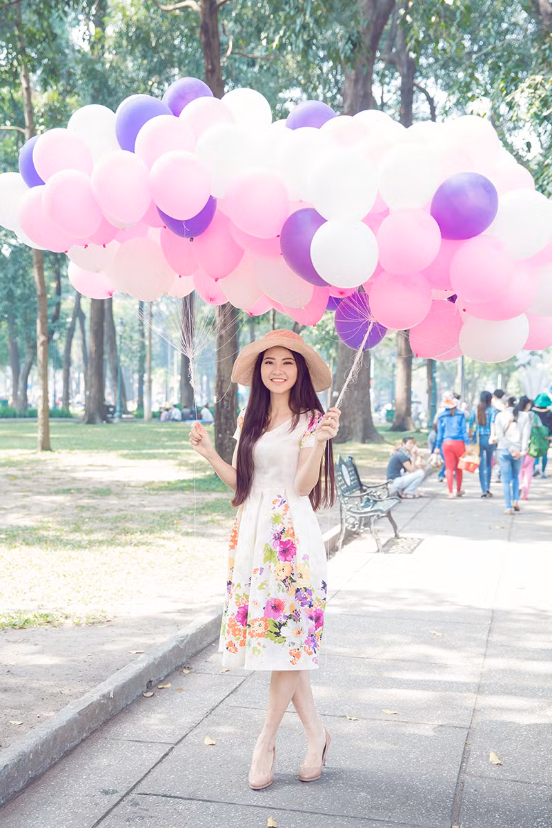 Không ít người cảm thấy... lạ lùng khi Hoa hậu bán bóng bay.