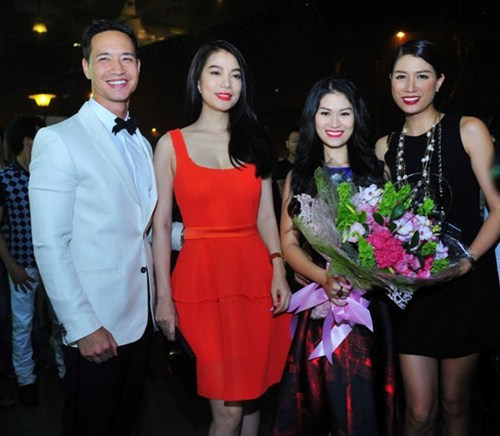 Người mẫu Trang Trần đến chúc mừng Ngọc Thanh Tâm và ekip "Hiệp sĩ mù".