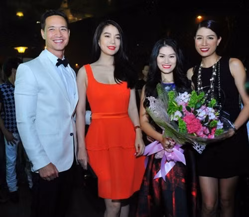 Người mẫu Trang Trần đến chúc mừng Ngọc Thanh Tâm và ekip "Hiệp sĩ mù".