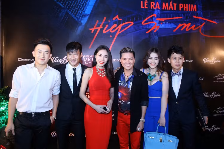 Trước khi đến tham dự buổi ra mắt "Hiệp sĩ mù" Thủy Tiên và Công Vinh đã được fan tổ chức đám cưới trên sân khấu.