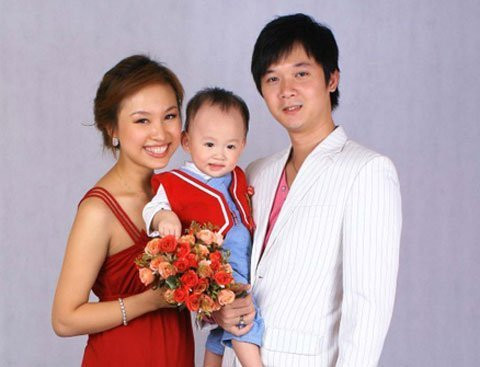 Lên xe hoa vào năm 2008, kết quả mối tình đẹp của Vân Hugo và Tường Linh là cậu con trai kháu khỉnh. Tuy nhiên sau 4 năm chung sống, đầu năm 2012, Vân Hugo bất ngờ chia tay chồng. Thông tin này gây sốc cho dư luận.