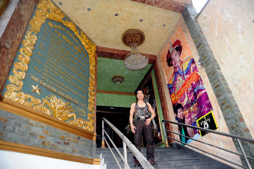 Chưa hết, nam ca sĩ từng in 20 ngàn tờ poster tuyên truyền "8 điều chân tình của Ngọc Sơn" tương tự như "14 điều dạy của Phật". Sau đó, anh còn in lên chính tường biệt thự nhà mình bằng cả tiếng Việt và tiếng Anh. Tuy nhiên với Ngọc Sơn, những lời răn này chỉ dành cho thiên hạ chứ không phải răn mình.