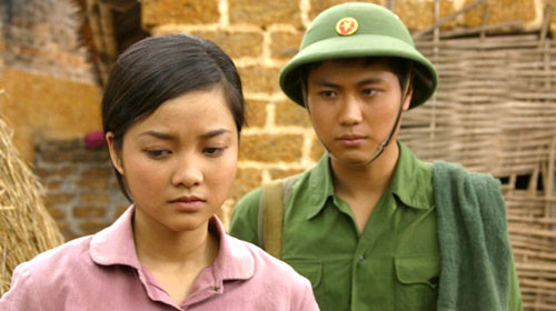 "Mùi cỏ cháy" được trao bốn giải Cánh diều vàng tại lễ trao giải Cánh diều vàng 2011 nhưng vẫn lận đận đường ra rạp.